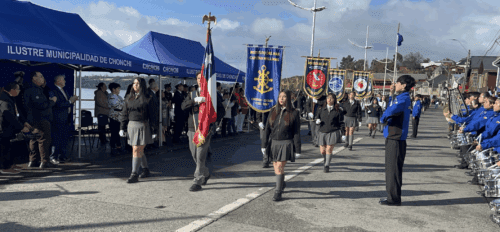 Con paso firme, mirada al frente y orgullo marítimo, #IDEMAR se hizo presente en el desfile en honor al Día de las Glorias Navales en la costanera de #Chonchi.